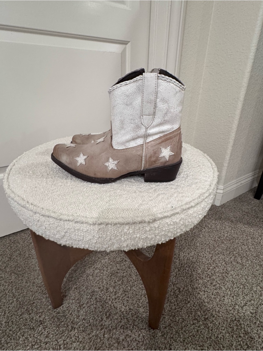 Roper Two-Tone Star Accent Ankle Boots - White and Tan